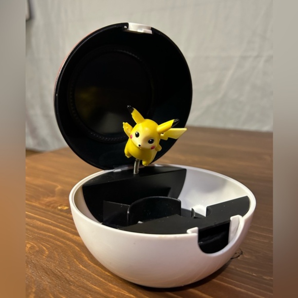 Vintage Pokemon Pokeball  Pikachu Card Holder Ball Pop Up Large 4” 1990’s